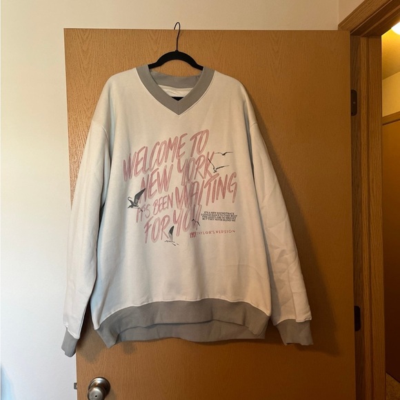 Never worn 1989 Taylor Swift Sweatshirt - Picture 1 of 4